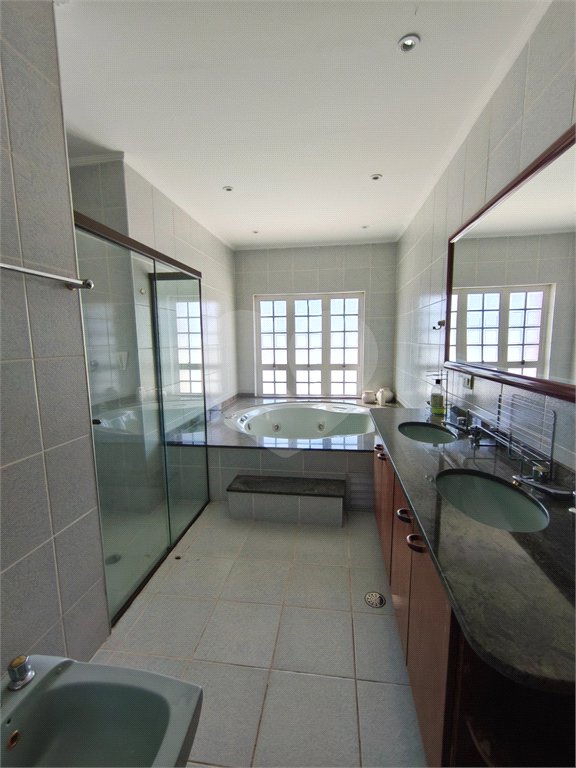 Casa à venda ou para alugar com 3 suítes no condomínio Estância Marambaia, Vinhedo - SP