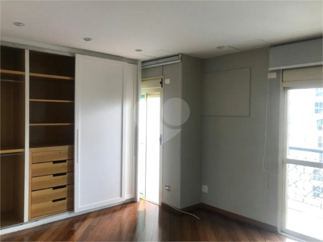 Apartamento à venda ou para alugar com 3 suítes em Moema, São Paulo, SP