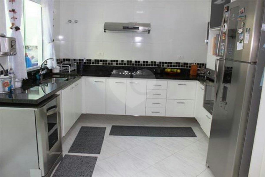 Sobrado à venda com 3 suítes em Vila Nivi, São Paulo, SP