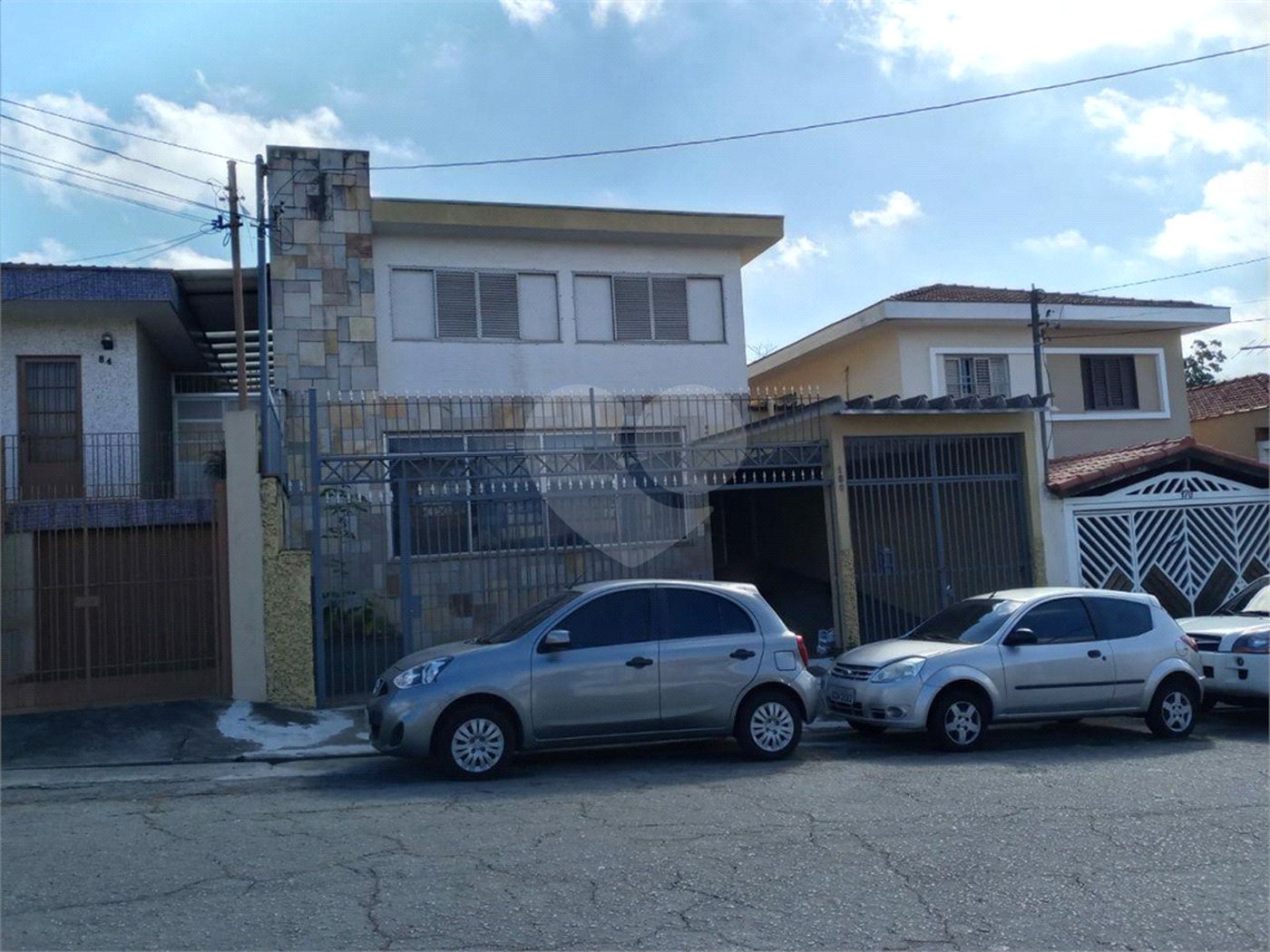 Casa com 4 dormitórios e 4 vagas.