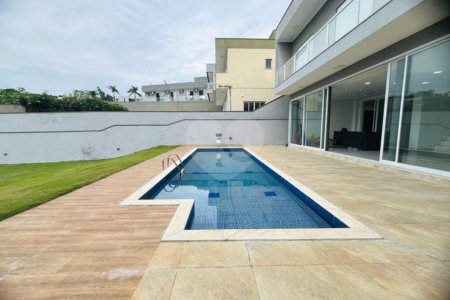 Casa à venda com 3 quartos, sendo 1 suíte, no condomínio Figueira Garden, Atibaia - SP