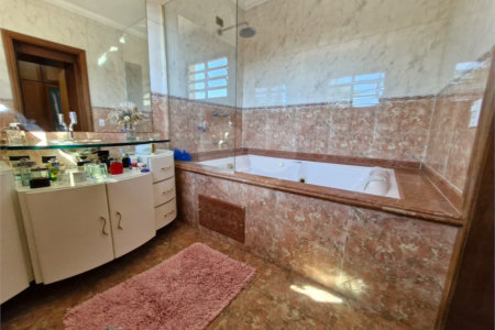 Casa à venda com 4 suítes no condomínio Villa Viana II, Cotia - SP