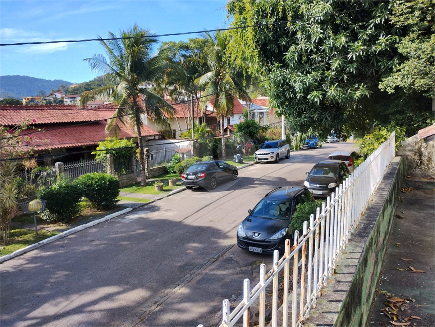 Casa à venda com 5 quartos, sendo 3 suítes, no condomínio Vilarejo, Rio de Janeiro - RJ