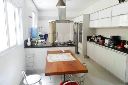 Sobrado à venda com 5 quartos, sendo 3 suítes, em Interlagos, São Paulo, SP