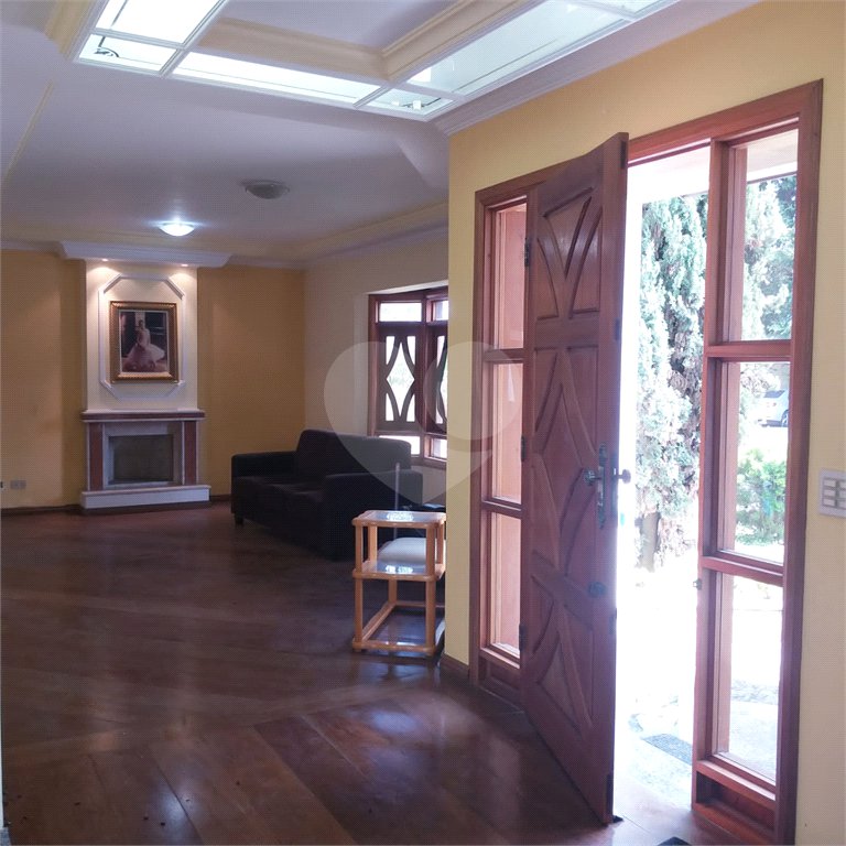 Casa à venda com 4 quartos, sendo 3 suítes, no condomínio Arujá 5, Arujá - SP