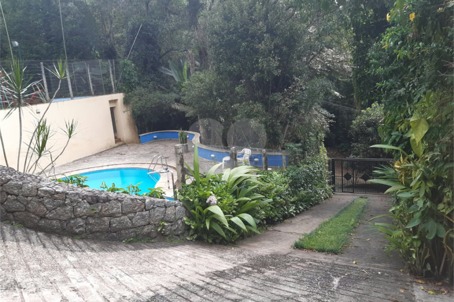 Casa à venda com 4 quartos, sendo 2 suítes, no condomínio Champs Elysees Village, Mairiporã - SP