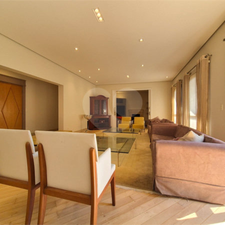 Apartamento à venda ou para alugar com 4 quartos, sendo 3 suítes, em Moema, São Paulo, SP
