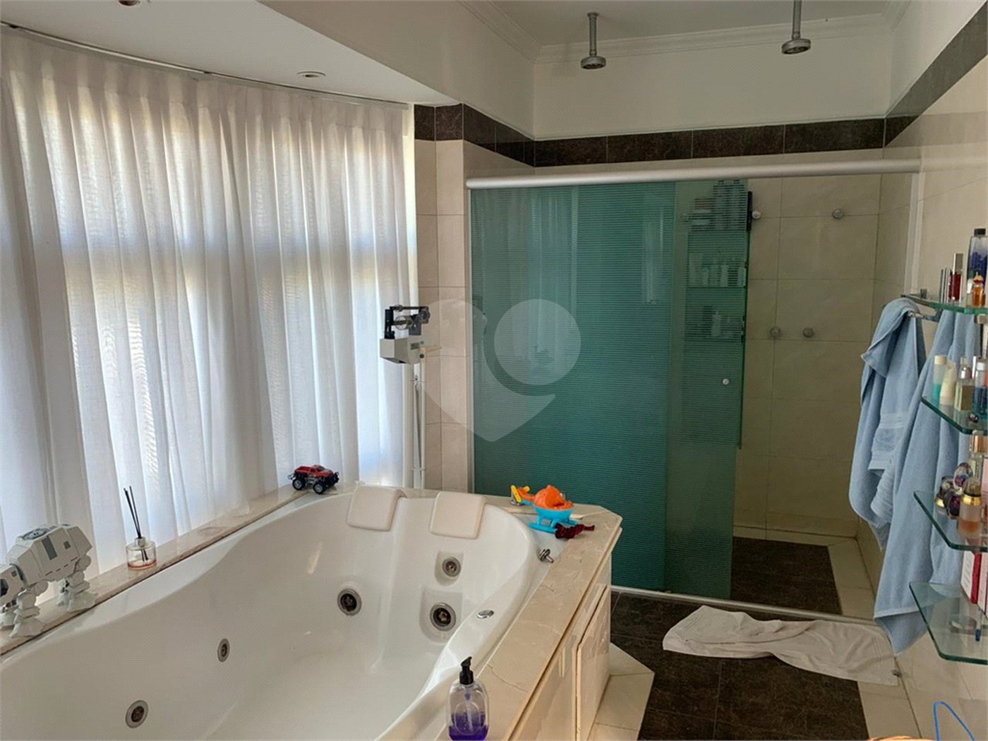 Casa à venda com 5 quartos, sendo 4 suítes, no condomínio Terras de Santa Tereza, Itupeva - SP