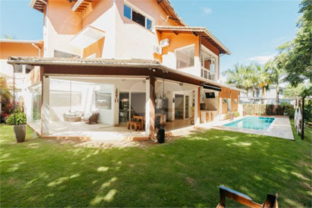 Casa à venda com 5 quartos, sendo 4 suítes, no condomínio Figueira Garden, Atibaia - SP