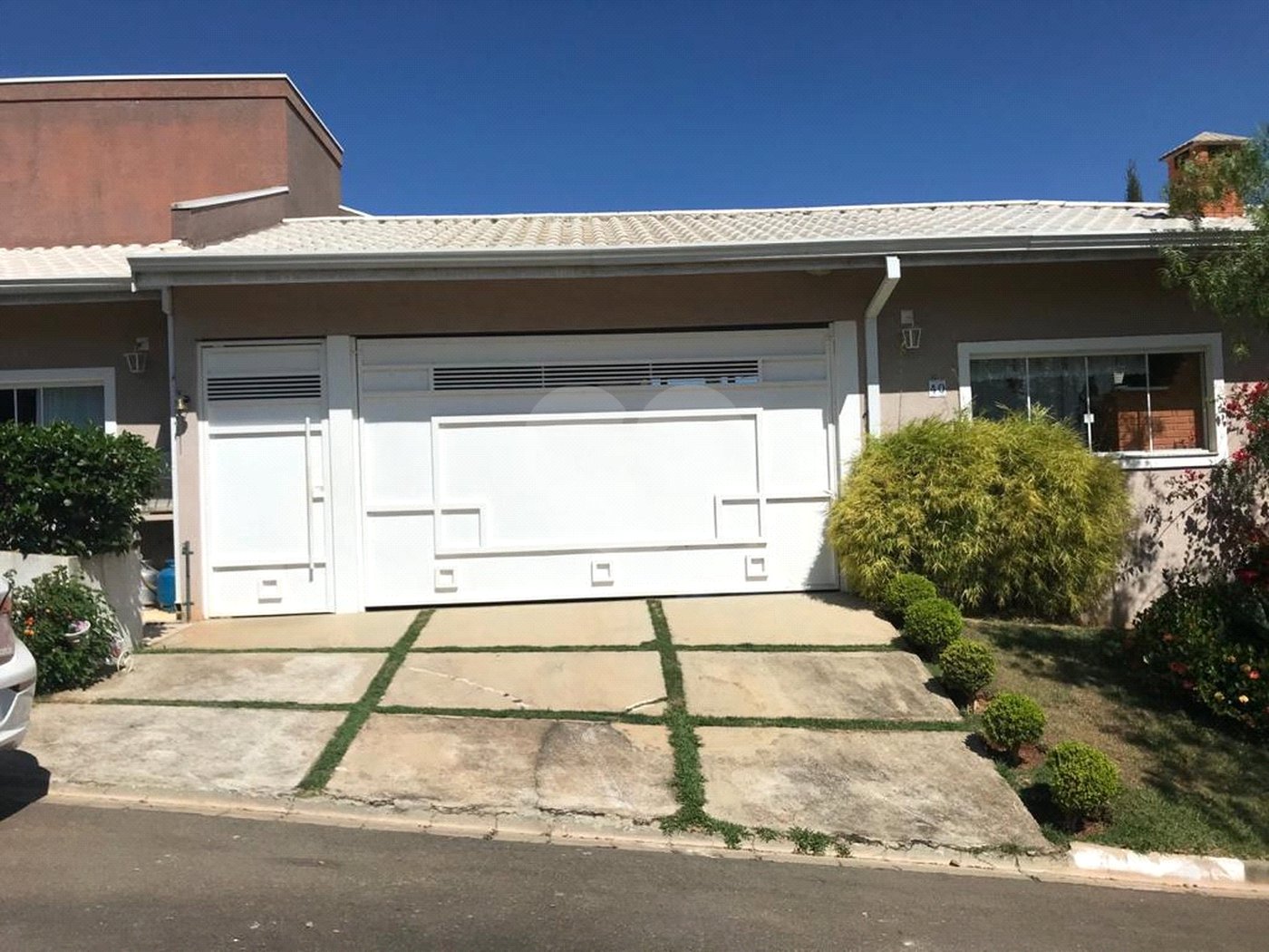 Casa à venda com 4 quartos, sendo 3 suítes, no condomínio Serra da Estrela, Atibaia - SP