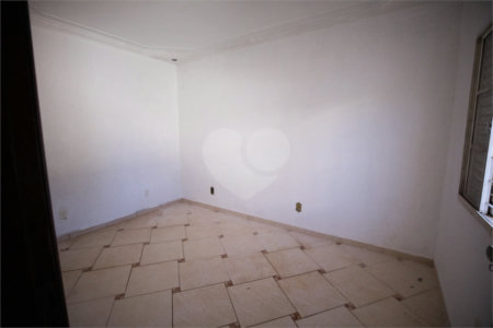Casa com 4 Dormitórios e área de lazer com piscina