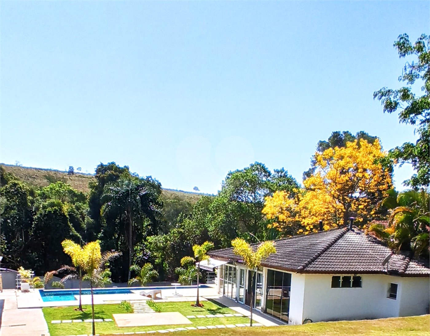 Casa à venda com 3 quartos, sendo 1 suíte, no condomínio Alpes Douro, Bom Jesus dos Perdões - SP