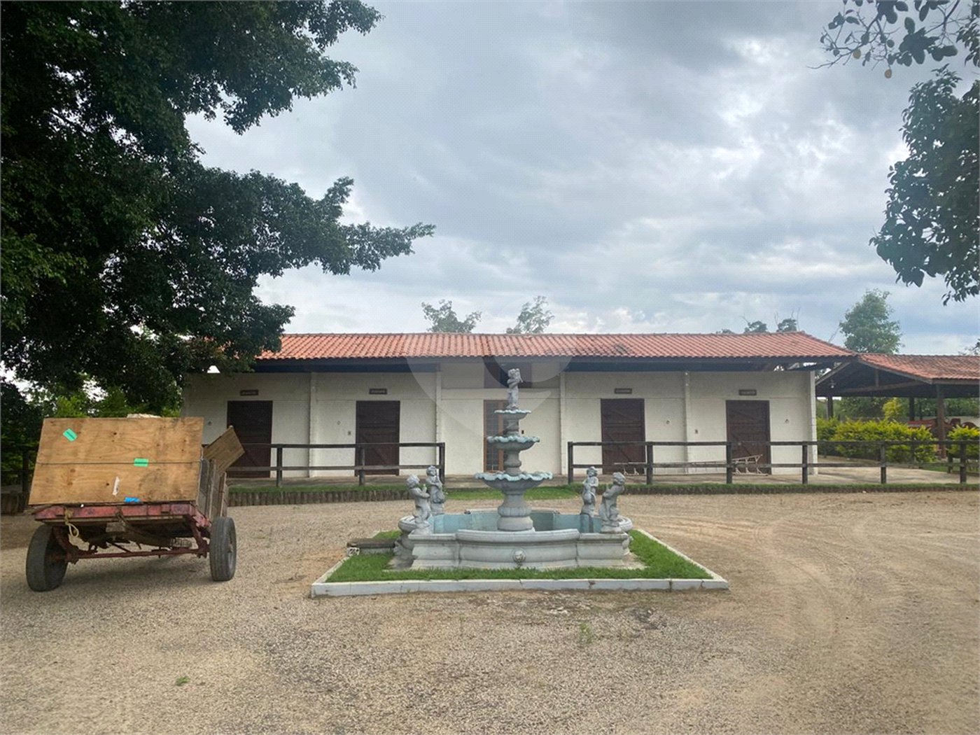 Casa à venda com 8 quartos, sendo 4 suítes, no condomínio Santa Filomena, Salto - SP