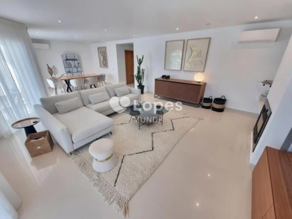 Casa com 4 quartos à venda em Albufeira, Algarve, Portugal – Vista para o mar e piscina