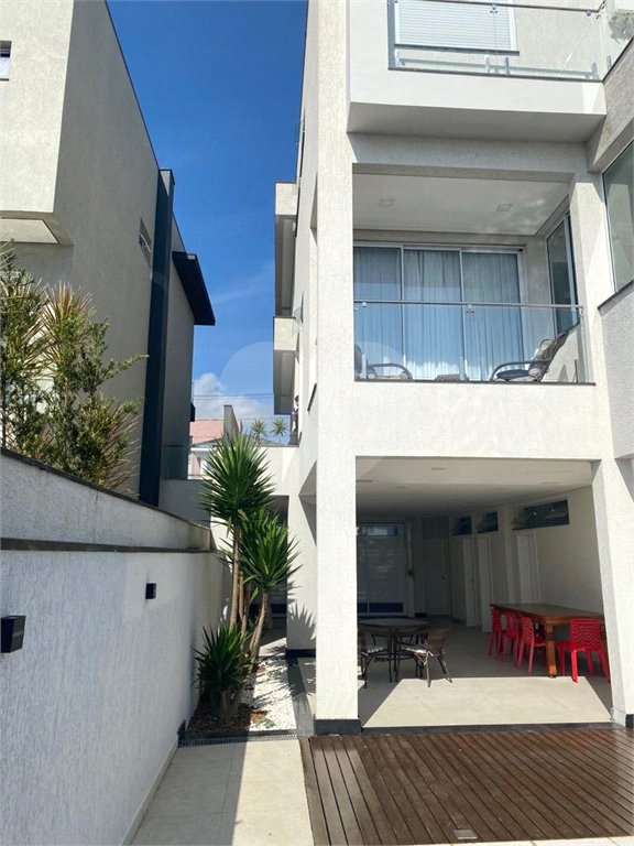 Casa à venda com 4 quartos, sendo 3 suítes, no condomínio Brisa 1, Mogi das Cruzes - SP