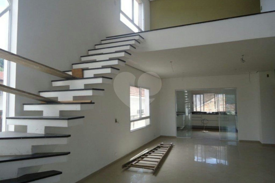 Sobrado à venda com 3 quartos, sendo 1 suíte, em Vila Irmãos Arnoni, São Paulo, SP