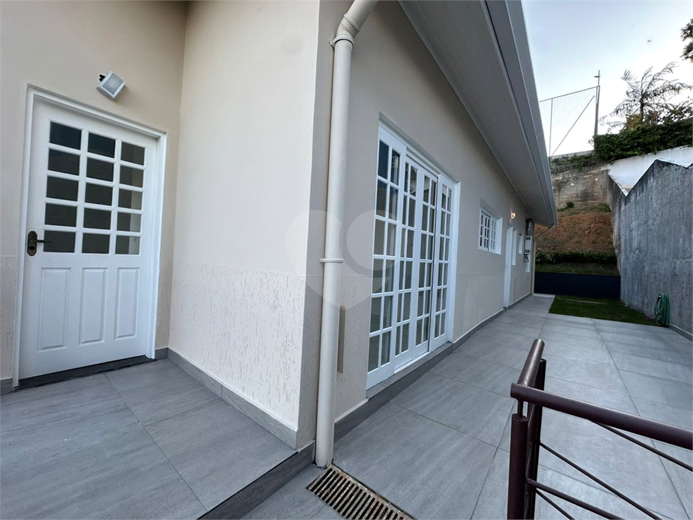 Casa à venda com 4 quartos, sendo 1 suíte,  no condomínio Jardim das Acácias, Cotia - SP