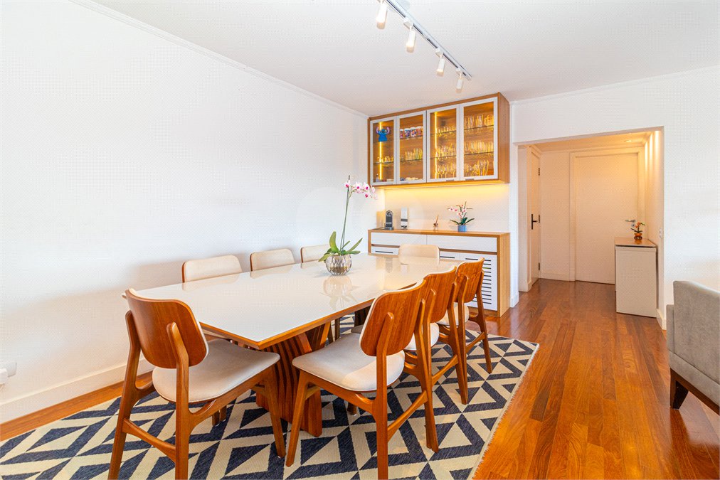 Apartamento à venda com 3 quartos, sendo 1 suíte,  em Alto da Boa Vista, São Paulo, SP