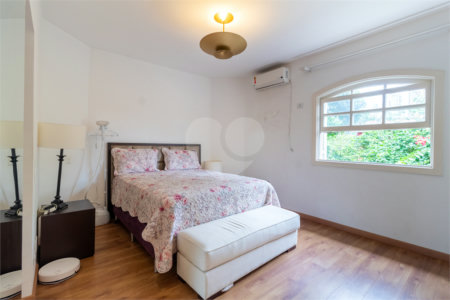 Casa à venda com 4 quartos, sendo 2 suítes,  no condomínio Vila das Flores, São Paulo - SP