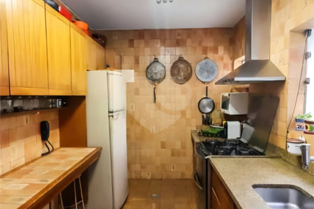Sobrado à venda com 3 quartos, sendo 1 suíte,  em Vila Universitária, São Paulo, SP