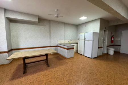 Apartamento com 2 dormitórios e suíte + dependência de serviço completa na Ponta da Praia – Localização privilegiada próximo à Praça Dino Bueno