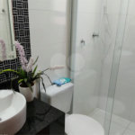 Apartamento térreo , três quartos sendo uma suíte.