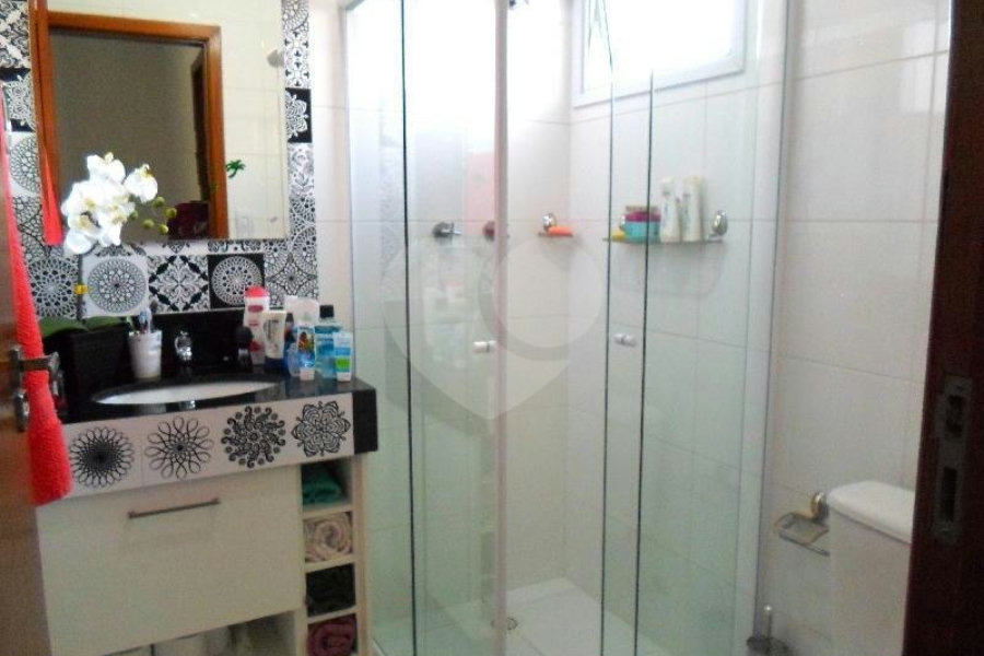 Casa à venda com 3 quartos, sendo 1 suíte, no condomínio Fernandes, São Paulo - SP