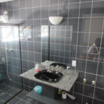 Casa de Alto Padrão com 5 Suítes e Lazer Completo– Guarujá