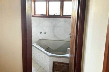 Sobrado para alugar com 4 quartos, sendo 2 suítes,  no Centro, Três Lagoas, MS