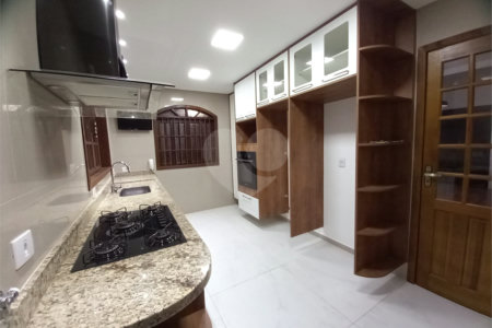 Casa à venda com 4 quartos, sendo 1 suíte,  em Vila Oliveira, Mogi das Cruzes, SP