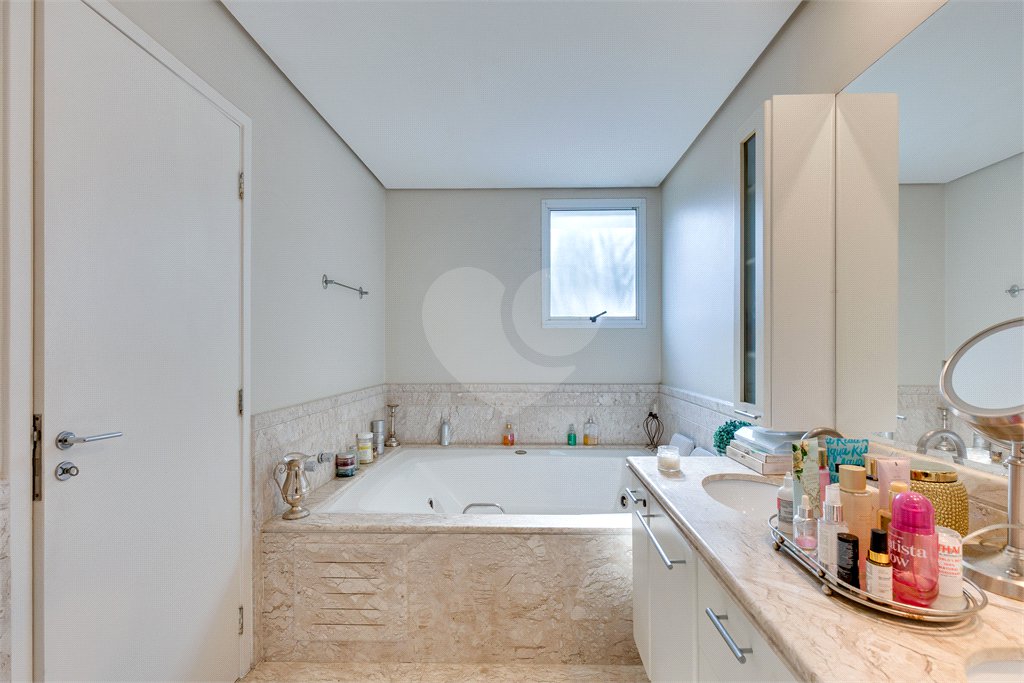 Casa à venda com 3 suítes no condomínio Vila Versalhes, São Paulo - SP