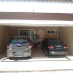 Casa Térrea com dormitórios, sendo 2 suítes.