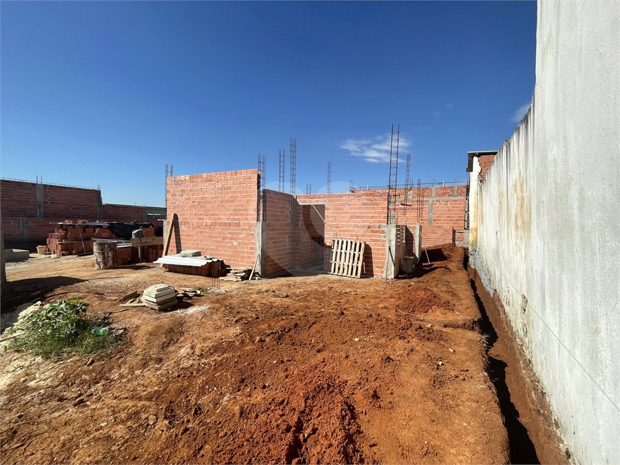 Casa à venda com 3 quartos, sendo 1 suíte, no condomínio Tivolli Residencial, Itapetininga - SP