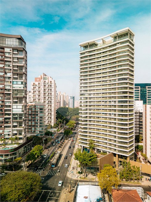 Apartamento à venda com 3 suítes em Moema, São Paulo, SP