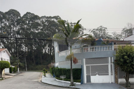Sobrado à venda com 4 quartos, sendo 1 suíte,  em Jardim Las Vegas, Santo André, SP