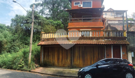 Casa à venda com 3 quartos, sendo 1 suíte,  no condomínio Iara Branca, Mairiporã - SP