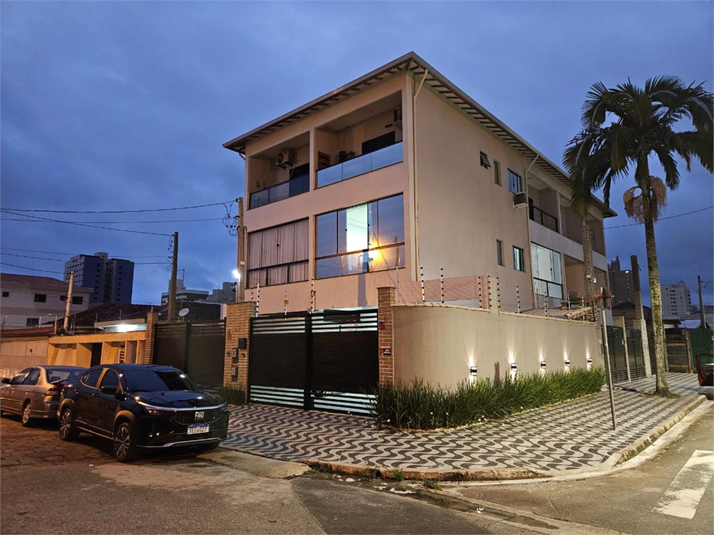 Casa à venda com 3 quartos, sendo 1 suíte, em Maracanã, Praia Grande, SP