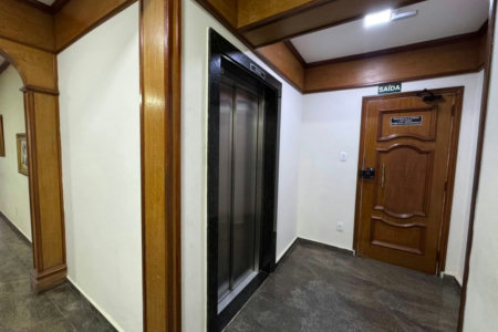 Apartamento com 2 dormitórios e suíte + dependência de serviço completa na Ponta da Praia – Localização privilegiada próximo à Praça Dino Bueno