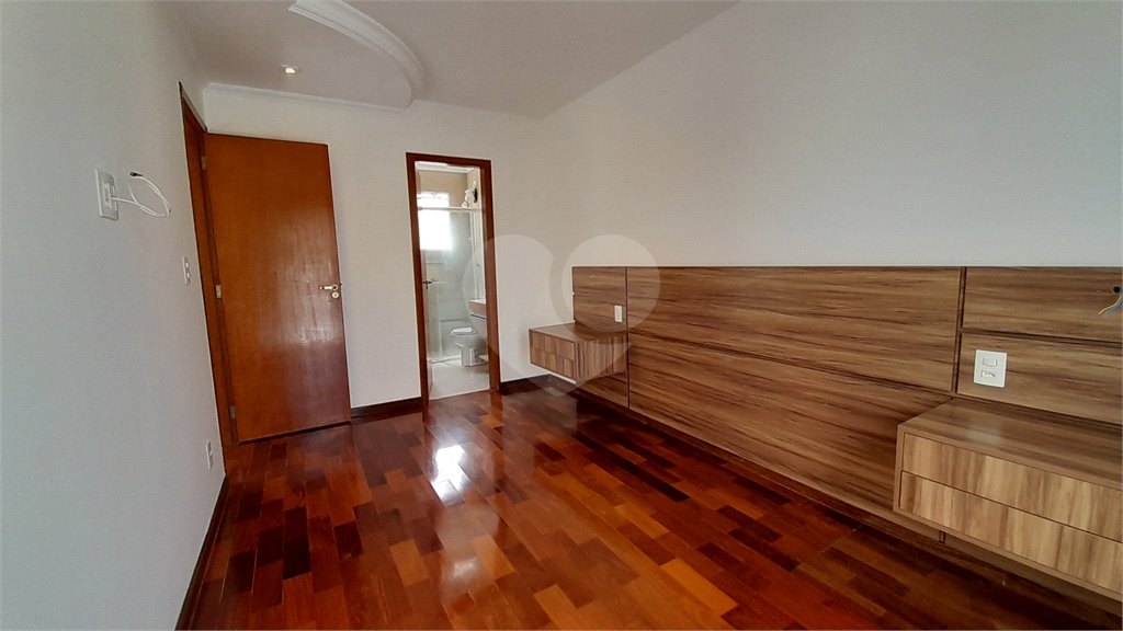 Casa à venda com 3 quartos, sendo 1 suíte, no condomínio Residencial Jardins, São Bernardo do Campo - SP
