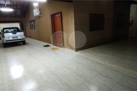 Casa à venda com 3 quartos, sendo 1 suíte, no Centro, Paranaíba, MS