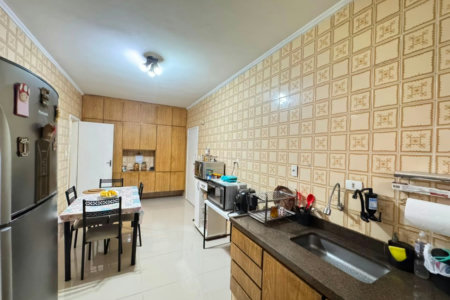 Apartamento com 2 dormitórios e suíte + dependência de serviço completa na Ponta da Praia – Localização privilegiada próximo à Praça Dino Bueno