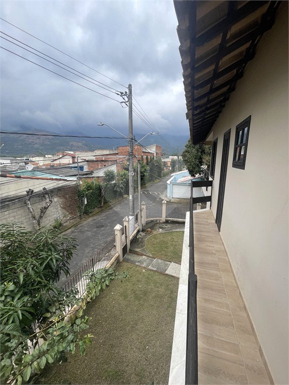 Casa à venda com 5 quartos, sendo 3 suítes, no condomínio Recanto das Palmeiras, Rio de Janeiro - RJ