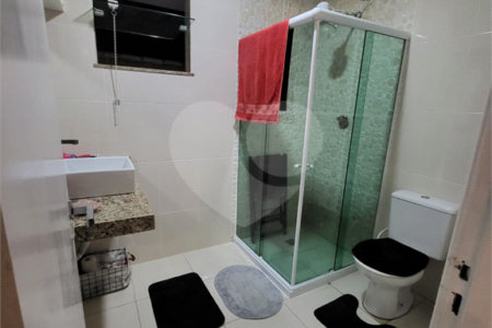 Casa à venda com 4 quartos, sendo 3 suítes, no condomínio Residencial Nelson Pinto, Rio de Janeiro - RJ