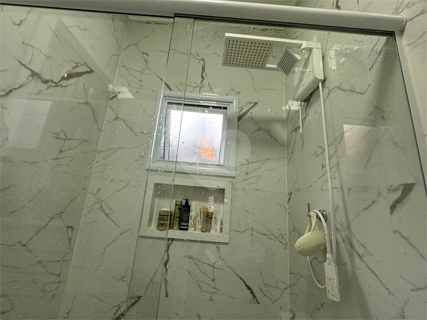 Casa à venda com 3 quartos, sendo 1 suíte, no condomínio Jardim Guarujá, Salto - SP