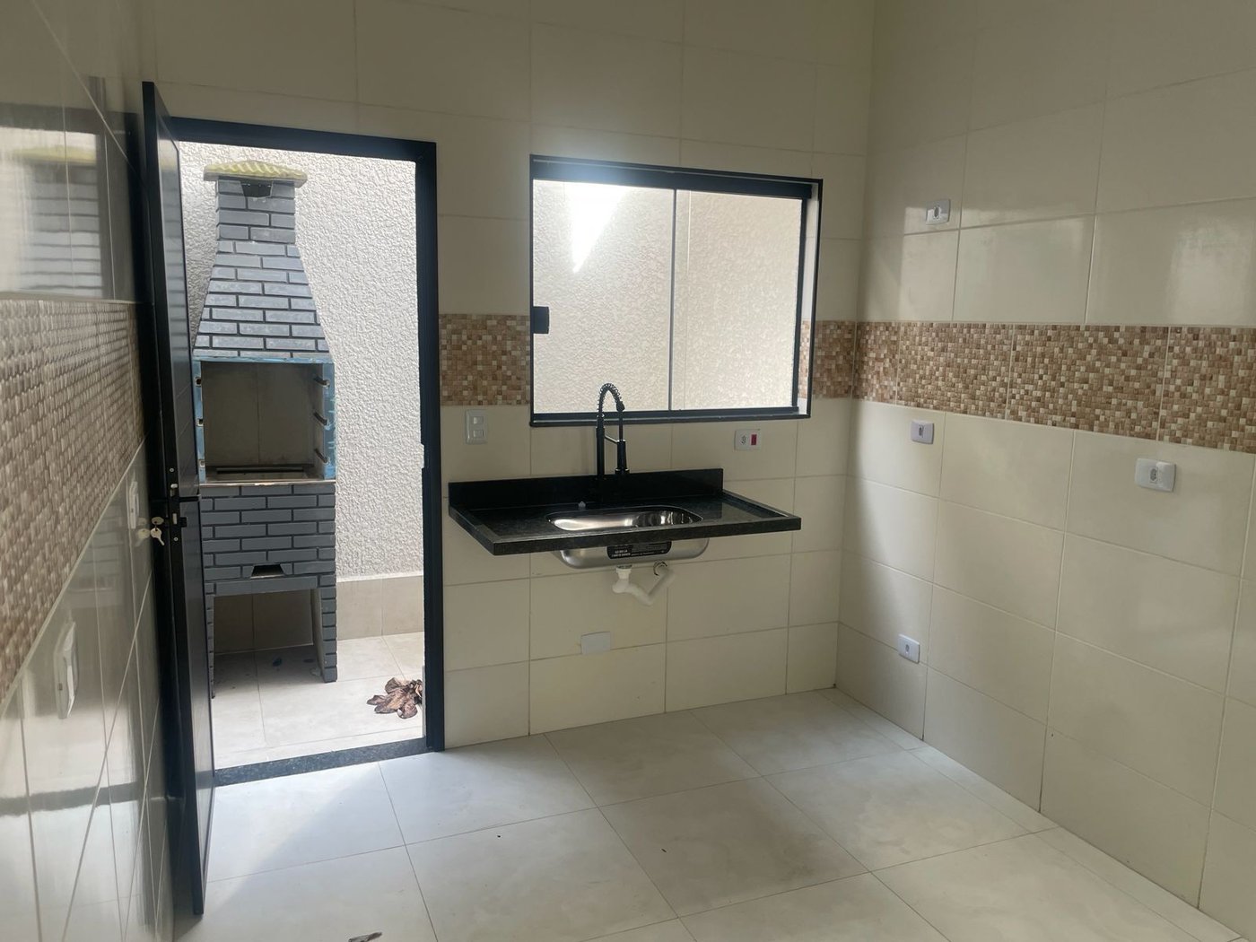 Casa de Vila à venda com 2 quartos, sendo 1 suíte, Pé na areia!!!
