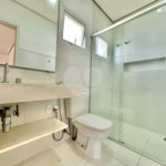 Casa em condomínio Impecável, 4 dorms / 2 suítes, varanda gourmet, piscina, 3 lareiras
