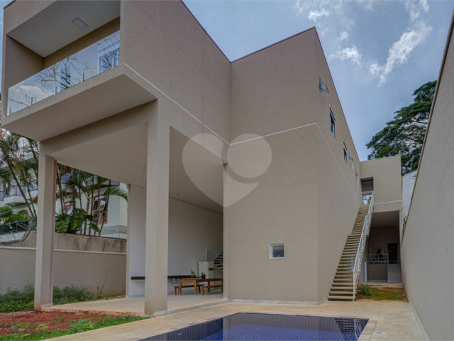 Sobrado à venda com 6 quartos, sendo 5 suítes,  em Interlagos, São Paulo, SP