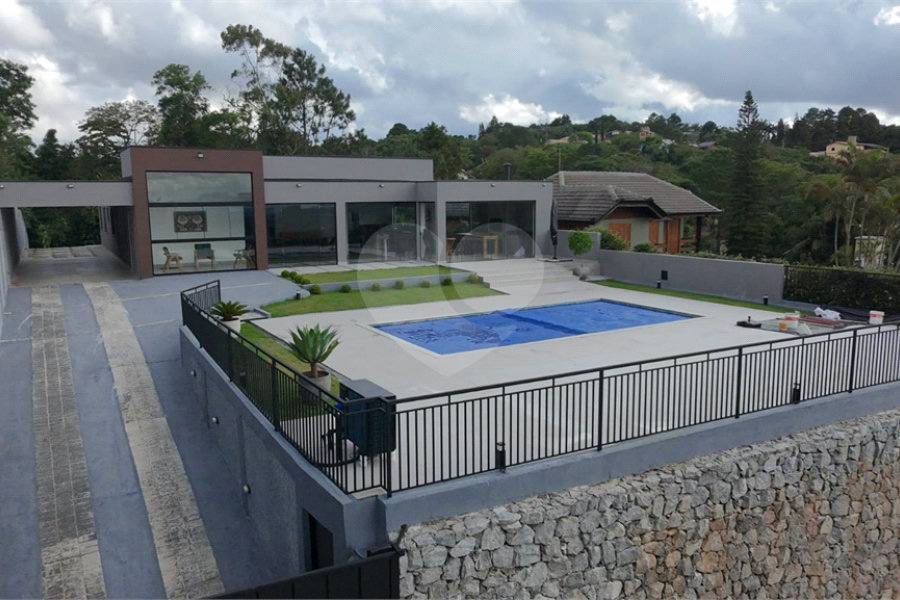 Casa à venda com 4 quartos, sendo 2 suítes, no condomínio Alpes da Cantareira, Mairiporã - SP