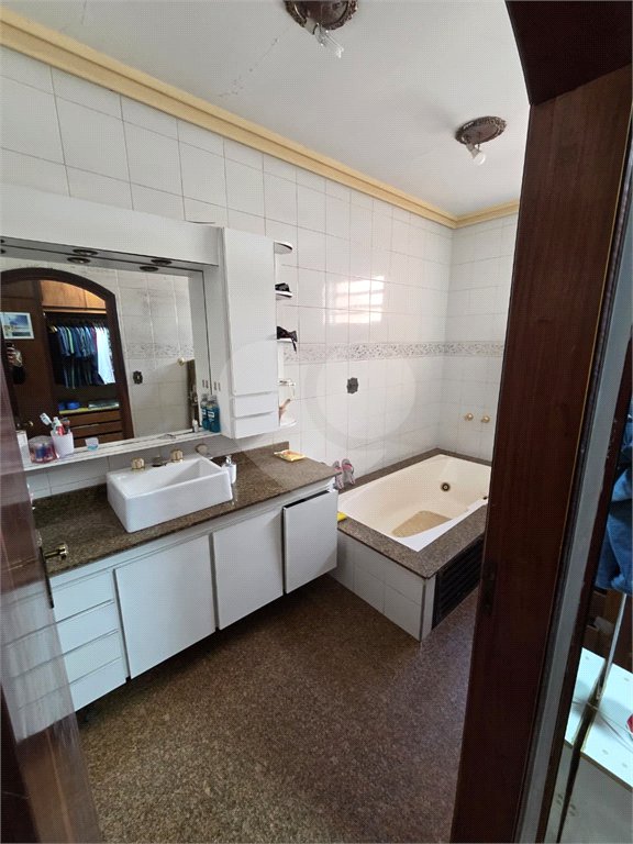 Sobrado à venda ou para alugar com 6 quartos, sendo 2 suítes, em Santana, São Paulo, SP