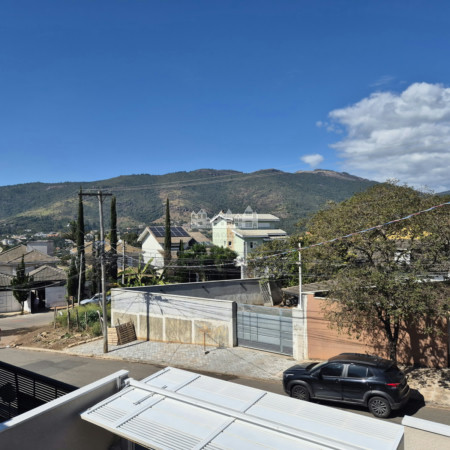 Casa à venda com 4 quartos, sendo 3 suítes, em Vila Petrópolis, Atibaia, SP